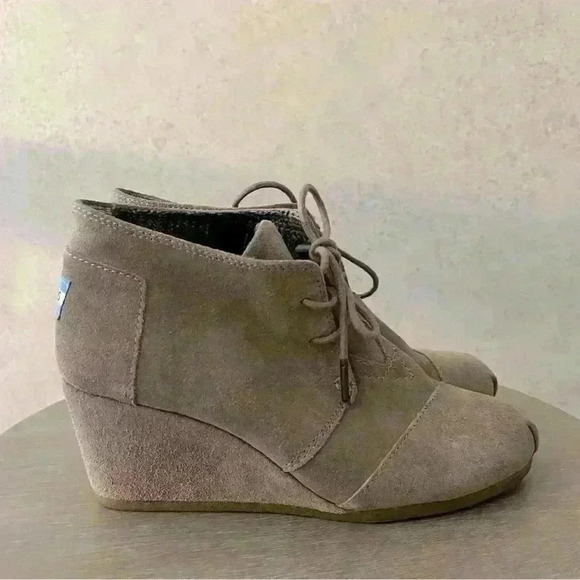 TOMS 8 WOMENS TAN WEDGE ANKLE BOOTIE Faux Suede Preppy Fall Hipster Girly Shoes - Picture 4 of 11